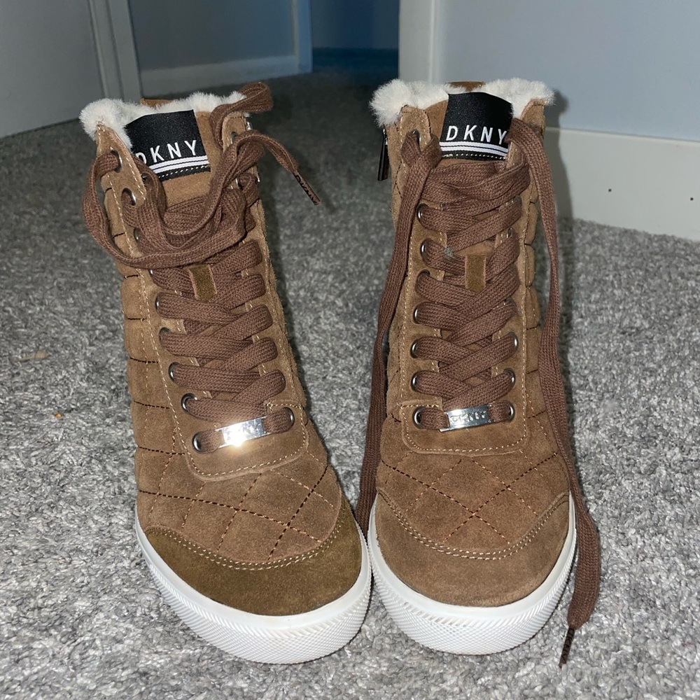 DKNY WEDGES SNEAKER FUZZ INSIDE WORN ONCE SIZE 7